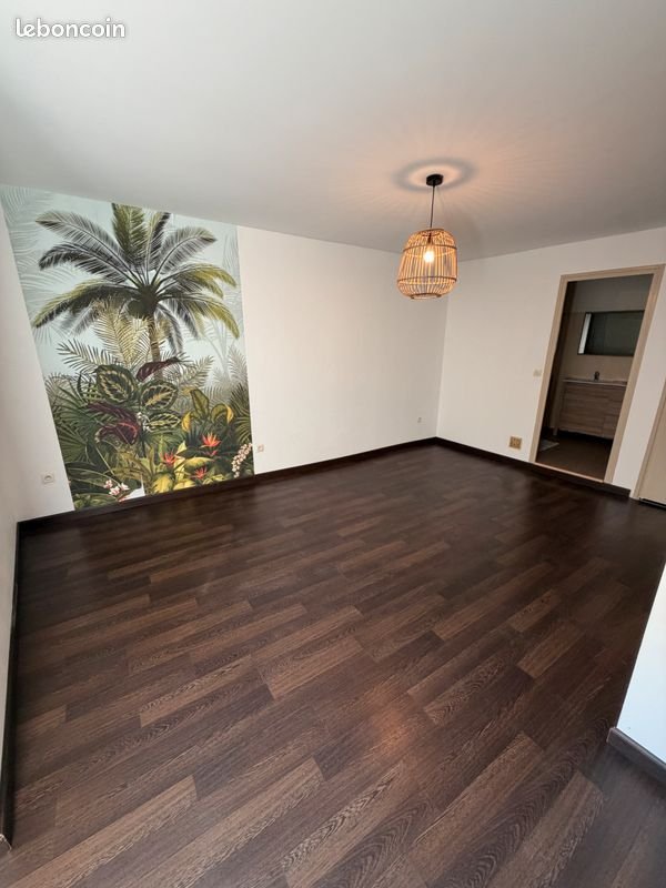 Maison T4 meublée de 114 m² sur la place du village — Saint-Jean-de-Sauves