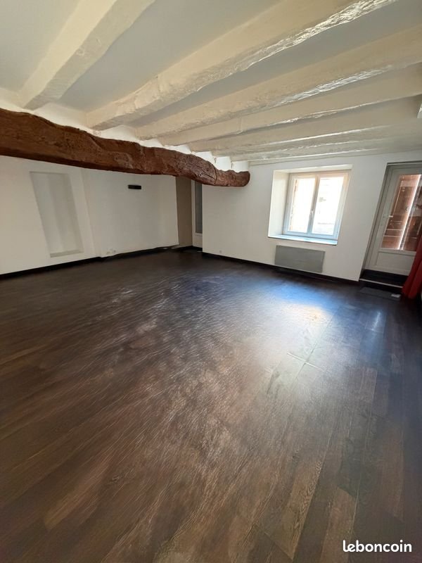 Maison T4 meublée de 114 m² sur la place du village — Saint-Jean-de-Sauves