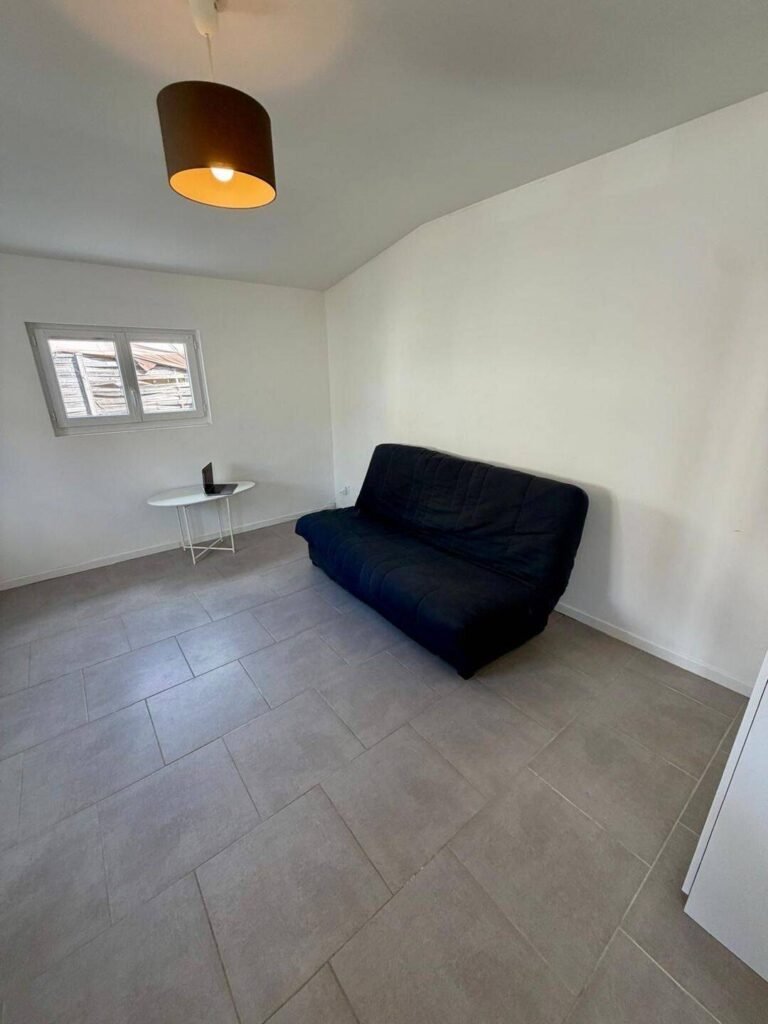 Petite maison T1 meublée de 25 m², entrée indépendante — Châtellerault