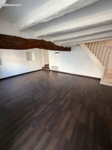 Maison T4 meublée de 114 m² sur la place du village — Saint-Jean-de-Sauves — photo 3