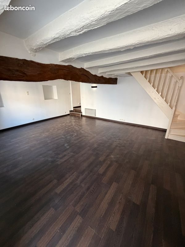 Maison T4 meublée de 114 m² sur la place du village — Saint-Jean-de-Sauves