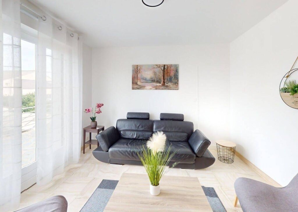 Chambre en colocation — grande maison rénovée de 182 m² — Saint-Benoît