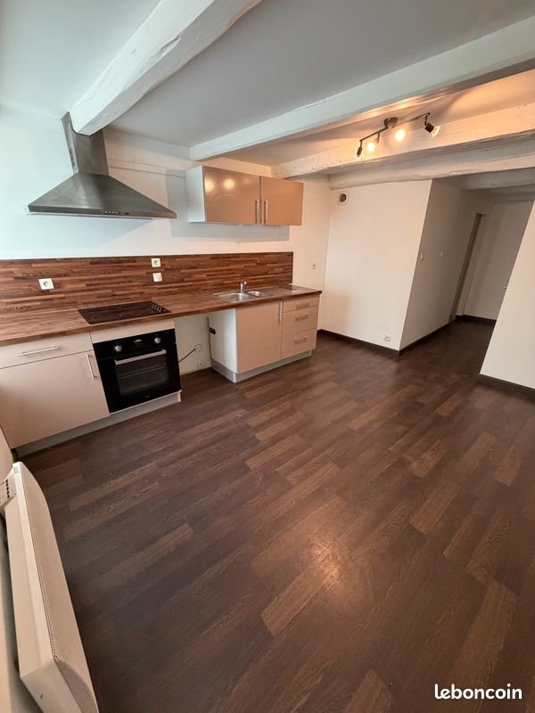Maison T4 meublée de 114 m² sur la place du village — Saint-Jean-de-Sauves