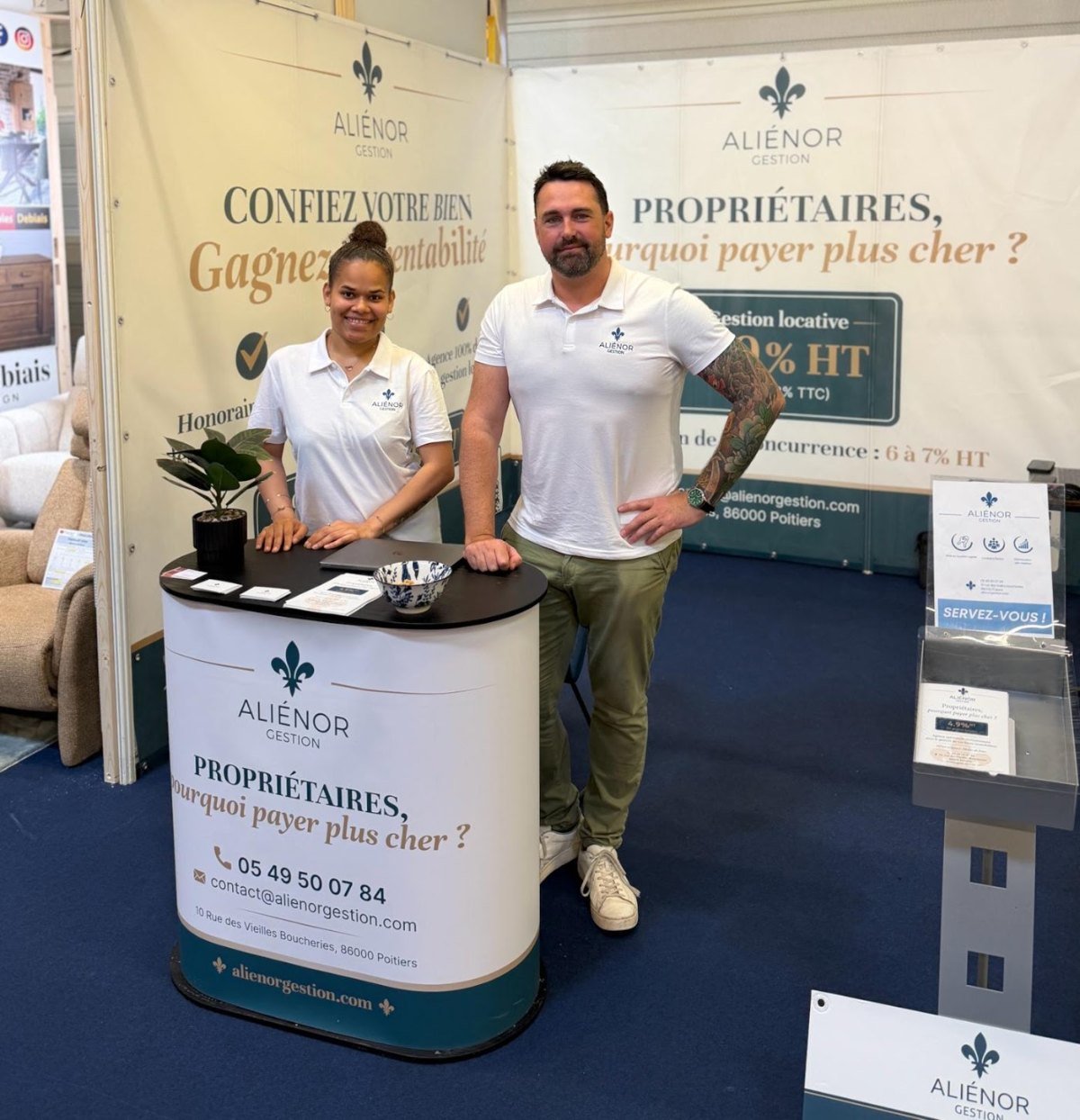 Thomas et Joséphine, l'équipe d'Aliénor Gestion, sur le stand de l'agence