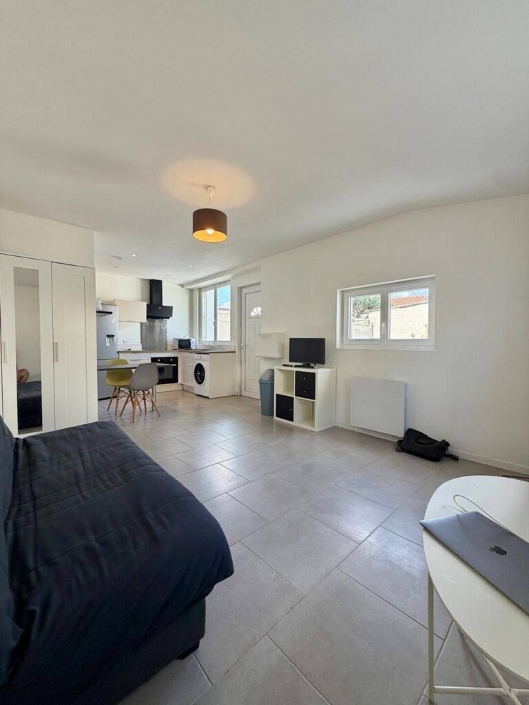 Petite maison T1 meublée de 25 m², entrée indépendante — Châtellerault