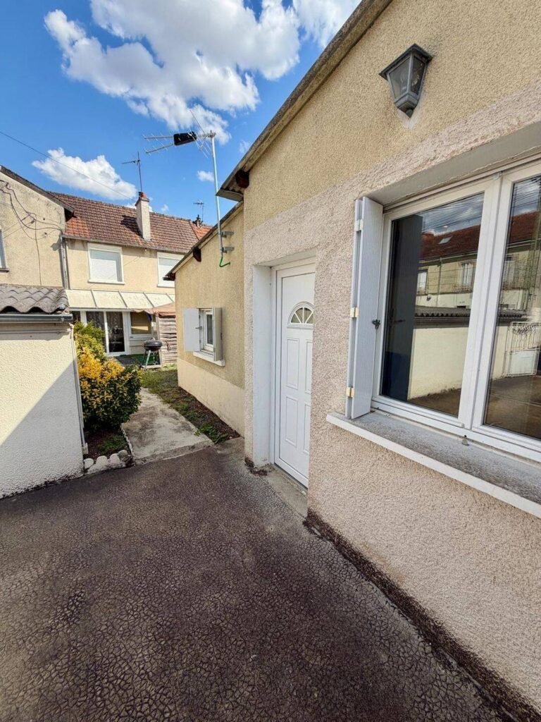 Petite maison T1 meublée de 25 m², entrée indépendante — Châtellerault