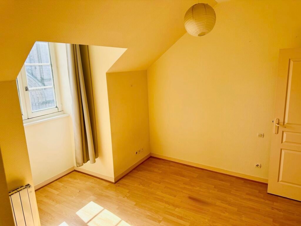 T2 rénové de 27 m² — place de la Cathédrale, hyper-centre — Poitiers