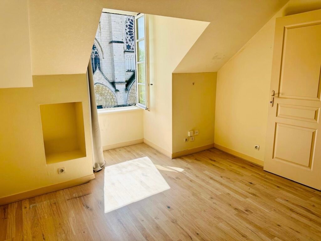 T2 rénové de 27 m² — place de la Cathédrale, hyper-centre — Poitiers
