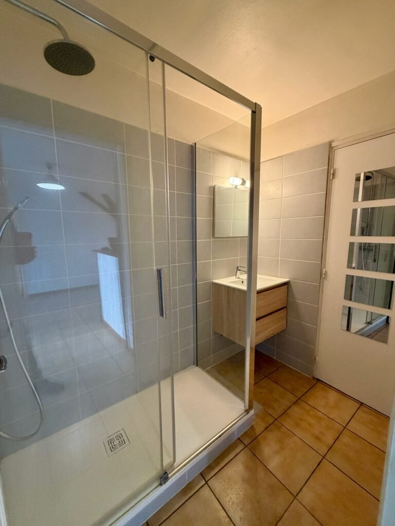 T2 non meublé de 36 m² avec poutres apparentes — quartier des Halles, hyper-centre — Tours