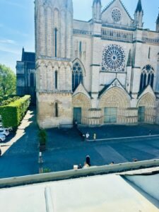 T2 rénové de 27 m² — place de la Cathédrale, hyper-centre — Poitiers — photo 2