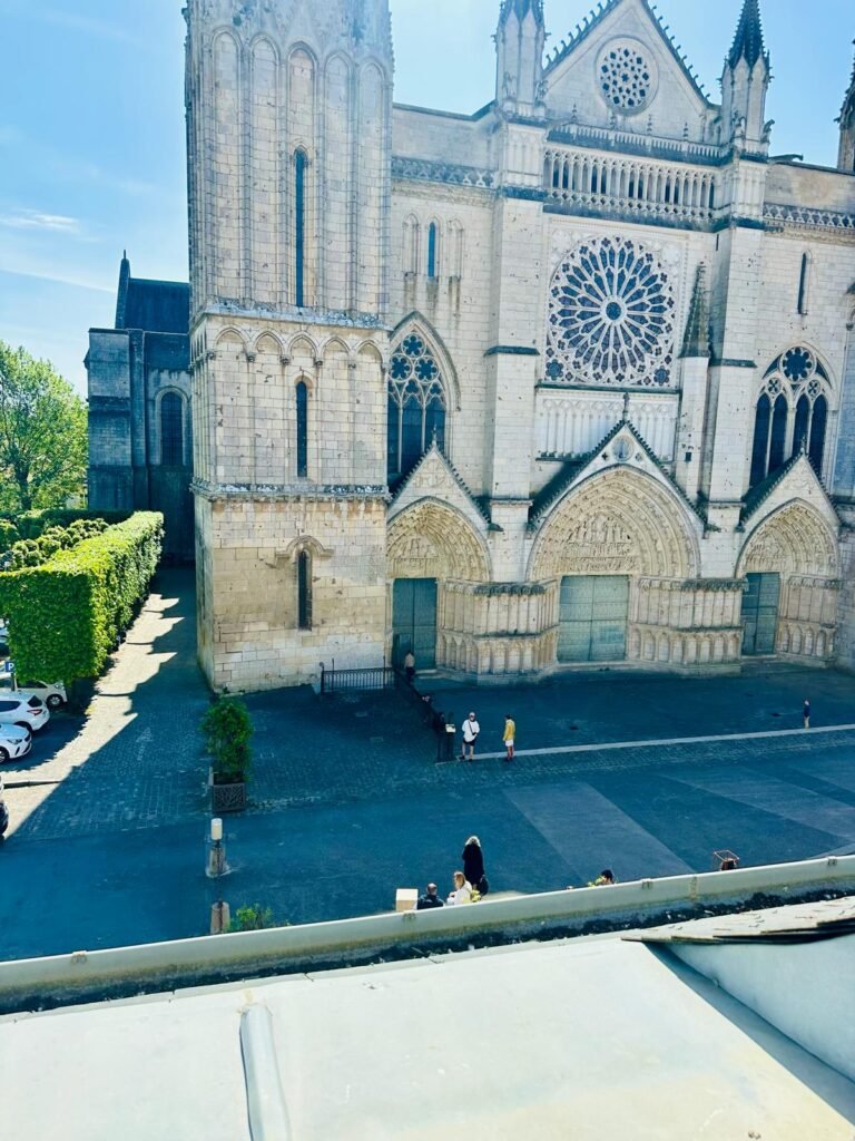 T2 rénové de 27 m² — place de la Cathédrale, hyper-centre — Poitiers