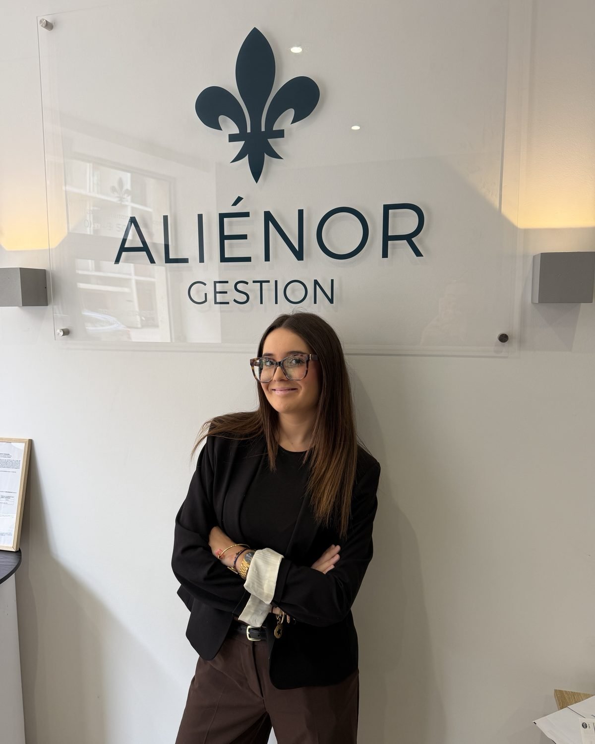 Léa David, gestionnaire locative chez Aliénor Gestion, devant l'enseigne de l'agence à Poitiers