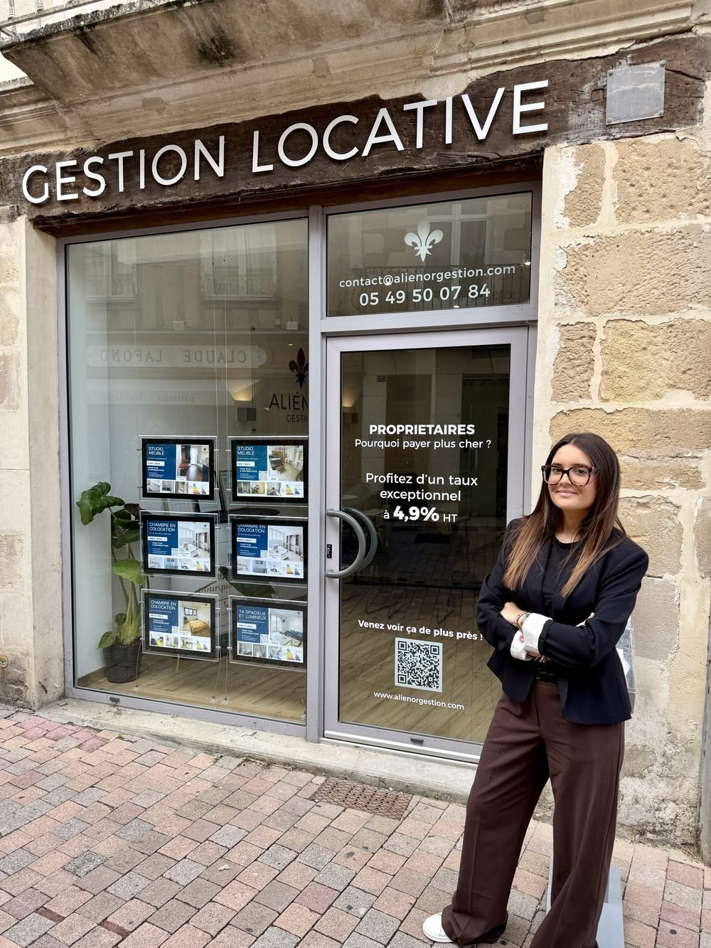 Léa devant la vitrine de l'agence Aliénor Gestion, rue des Vieilles Boucheries à Poitiers — gestion locative à 4,9 % HT