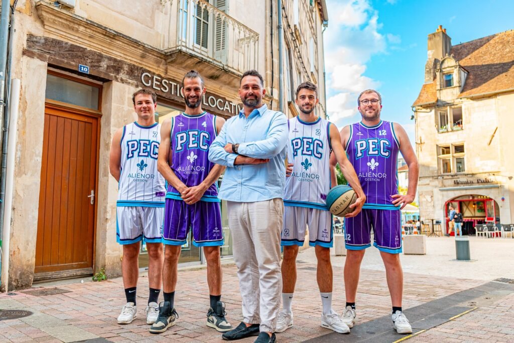Thomas Bris, président d'Aliénor Gestion, avec quatre joueurs du PEC Basket Poitiers en maillots sponsorisés