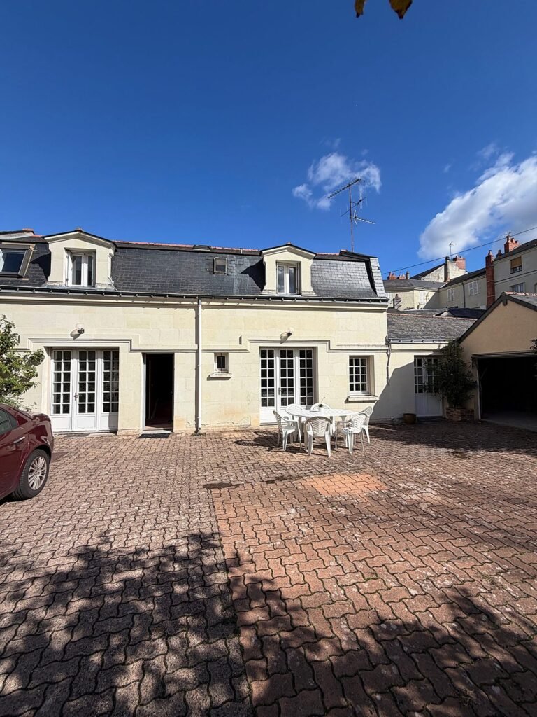 Maison T5 meublée de 106 m² avec garage, cellier et jardin — 3 chambres — Saumur