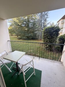 Studio avec terrasse et parking — rue de la Gibauderie — Poitiers — photo 1
