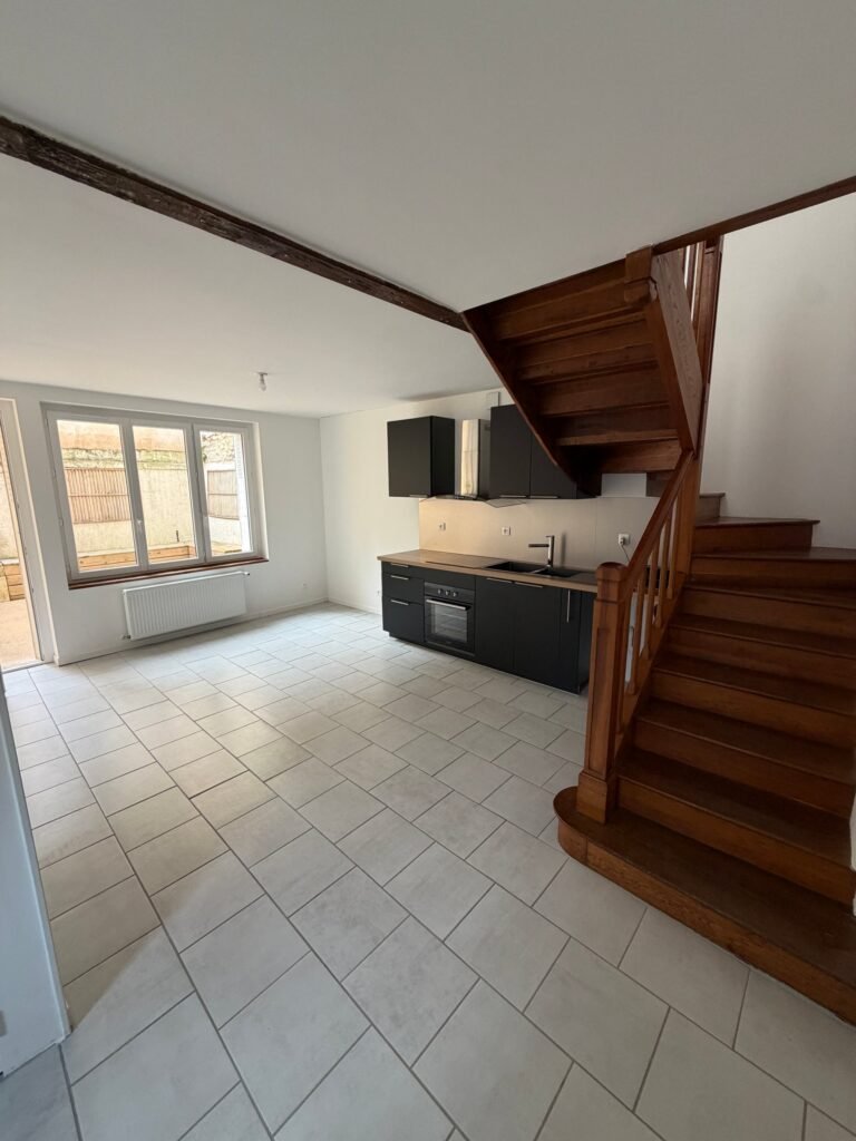 Maison de ville T3 rénovée de 66 m² avec garage et courette — Poitiers