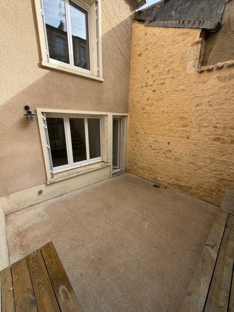 Maison de ville T3 rénovée de 66 m² avec garage et courette — Poitiers