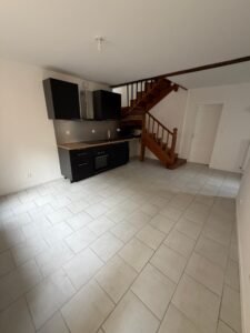 Maison de ville T3 rénovée de 66 m² avec garage et courette — Poitiers — photo 3
