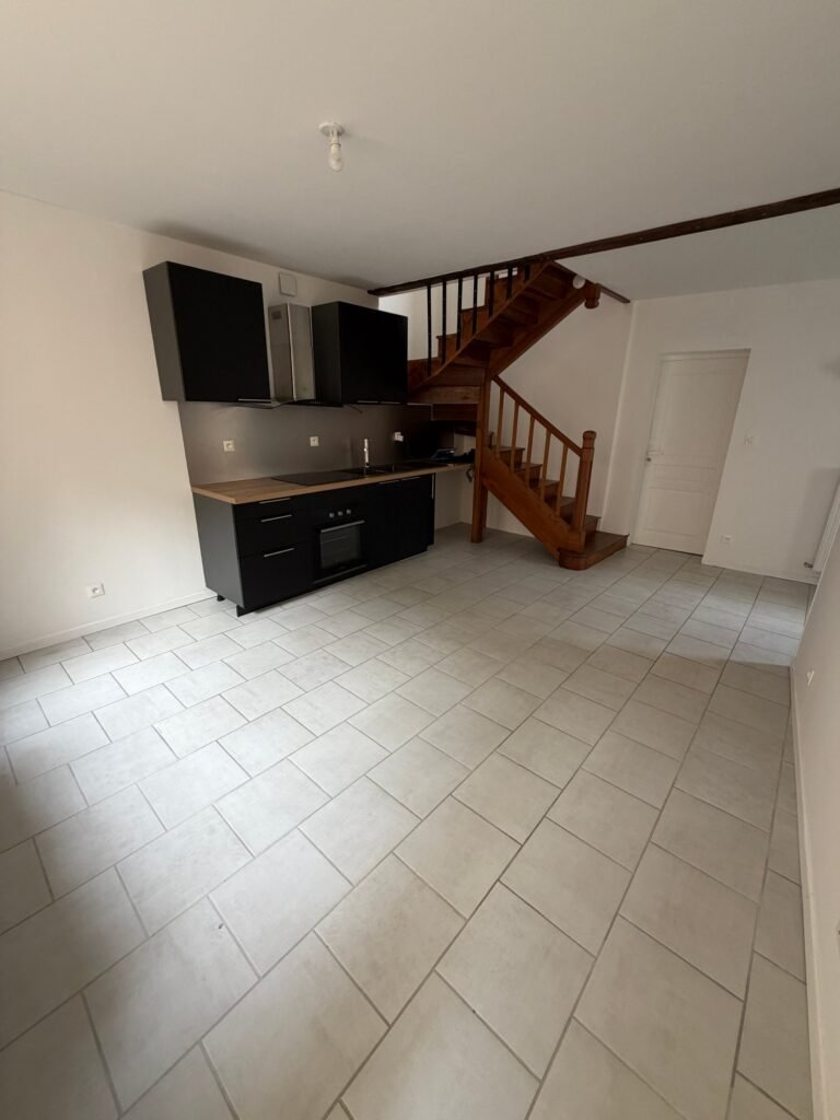 Maison de ville T3 rénovée de 66 m² avec garage et courette — Poitiers