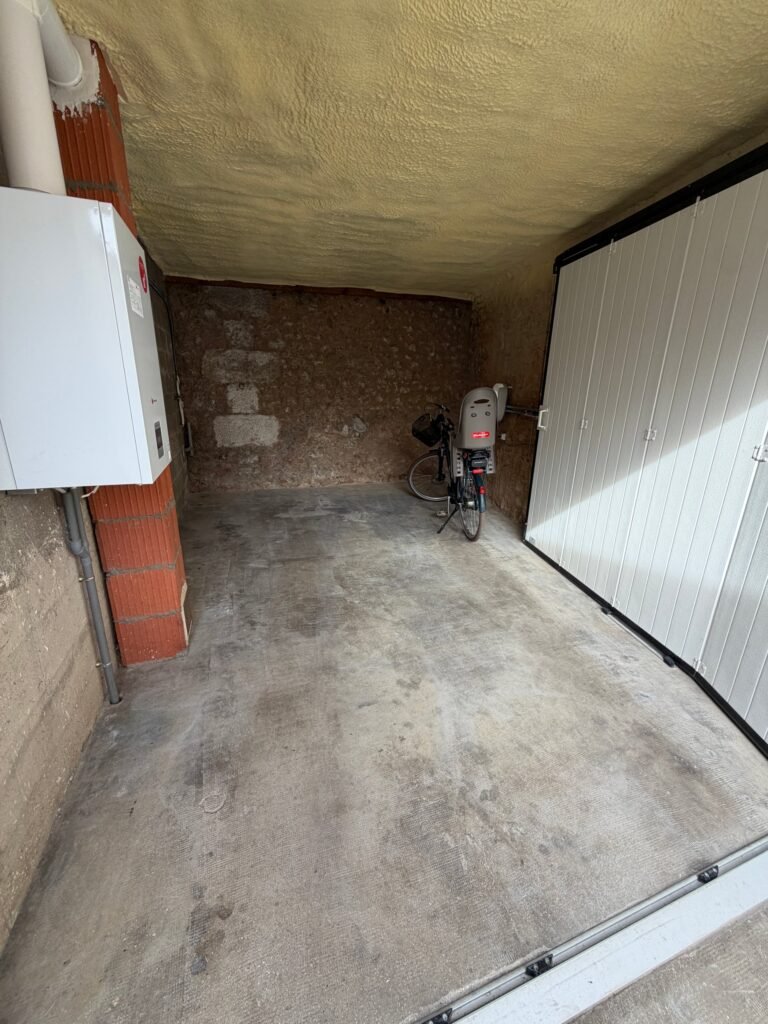 Maison de ville T3 rénovée de 66 m² avec garage et courette — Poitiers