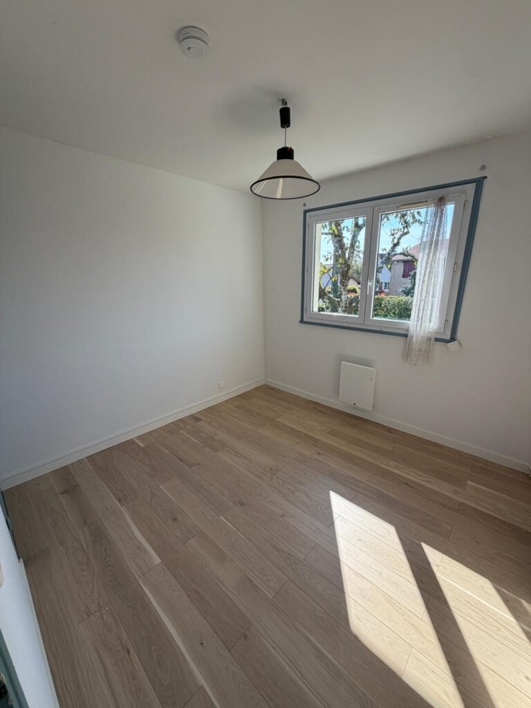 a louer, charmante maison avec garage — Poitiers
