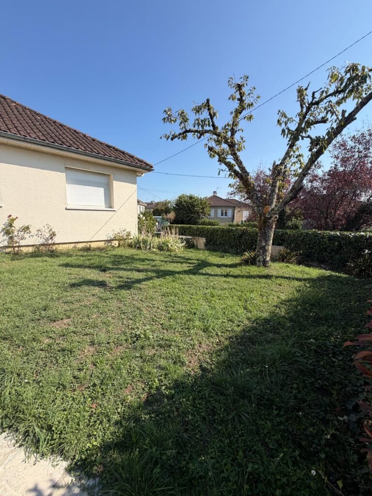 a louer, charmante maison avec garage — Poitiers