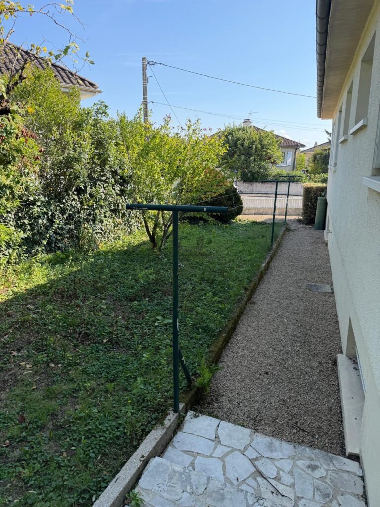 a louer, charmante maison avec garage — Poitiers