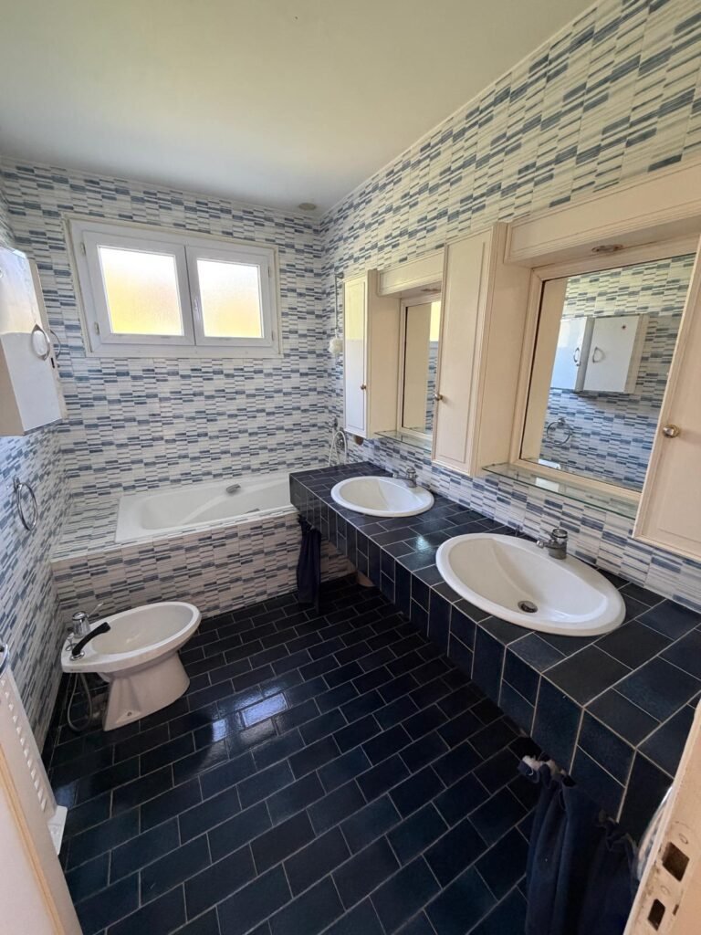 a louer, charmante maison avec garage — Poitiers