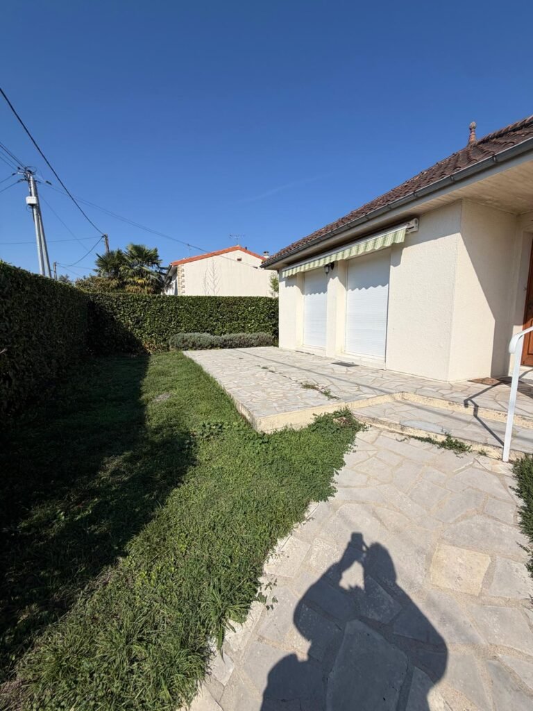 a louer, charmante maison avec garage — Poitiers
