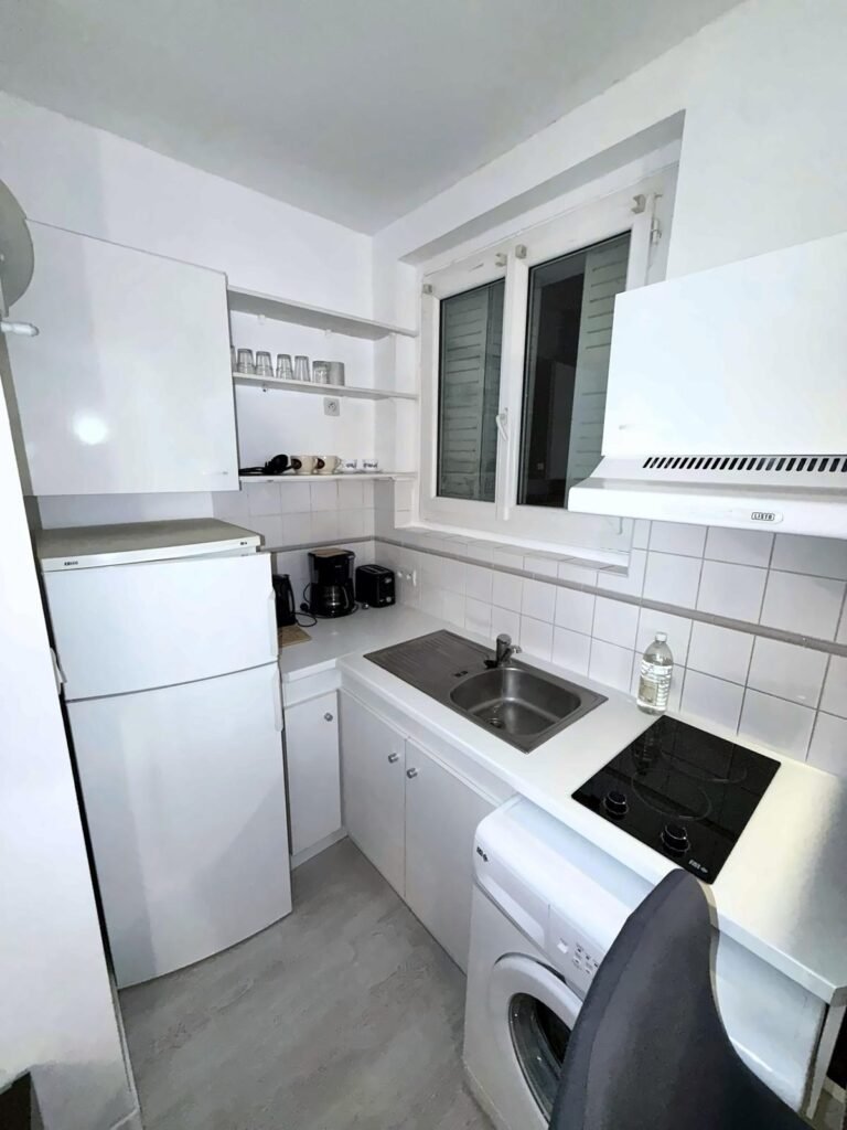 STUDIO EQUIPÉ - REZ DE CHAUSSÉE - ÉLÉCTRICITÉ INCLUSE — Saint-Pierre-Des-Corps