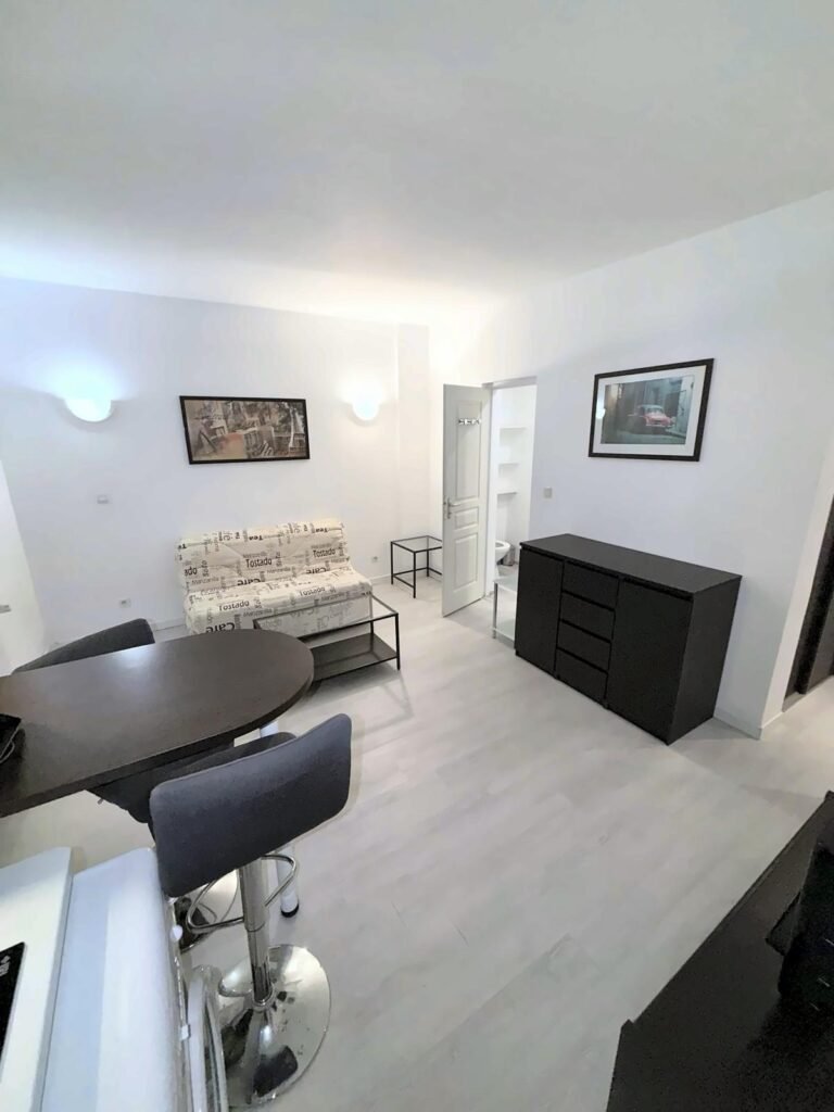 STUDIO EQUIPÉ - REZ DE CHAUSSÉE - ÉLÉCTRICITÉ INCLUSE — Saint-Pierre-Des-Corps
