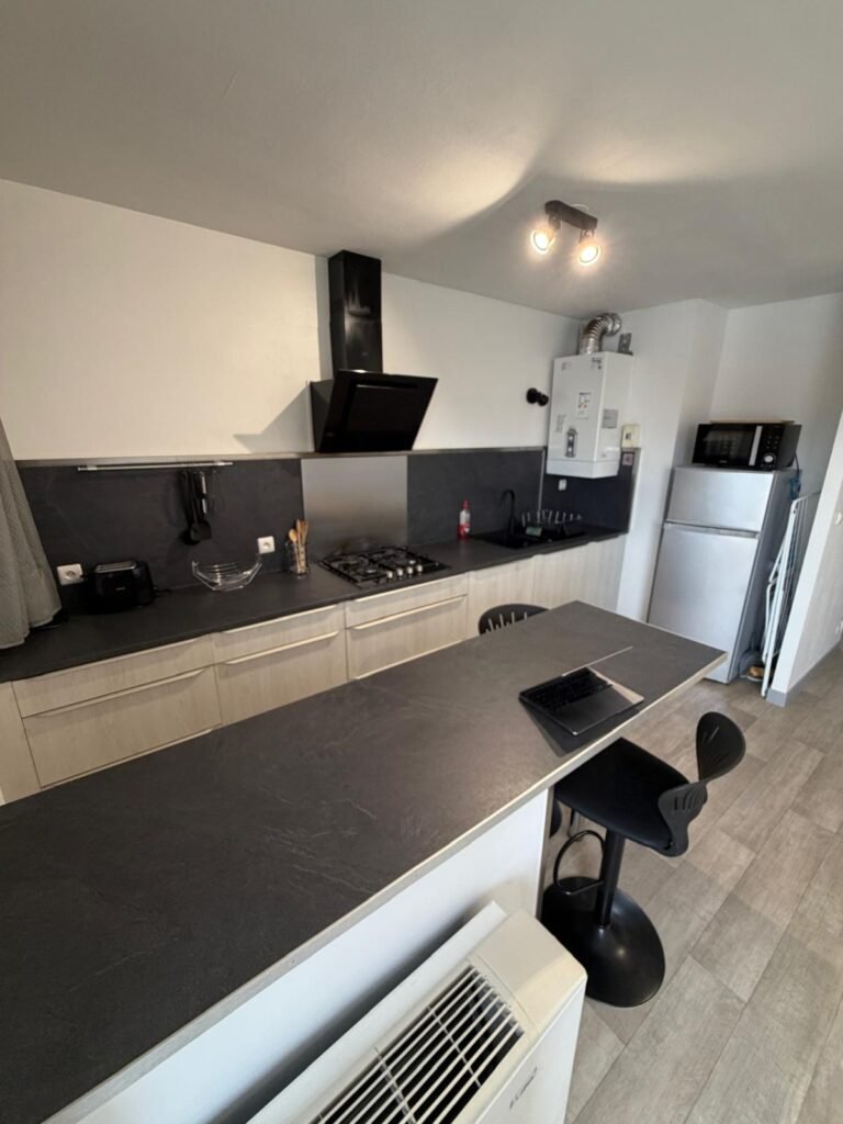 STUDIO MEUBLÉ - PLACE DE PARKING — Châtellerault