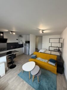 STUDIO MEUBLÉ - PLACE DE PARKING — Châtellerault — photo 1